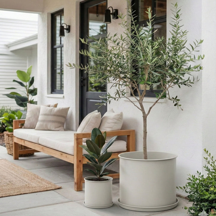 Dreiteiliges Blumentopf-Set mit Untersetzern von LIVLIG, in neutralem Farbton, verschiedene Größen, minimalistisches Design für Innen- und Außenbereich.