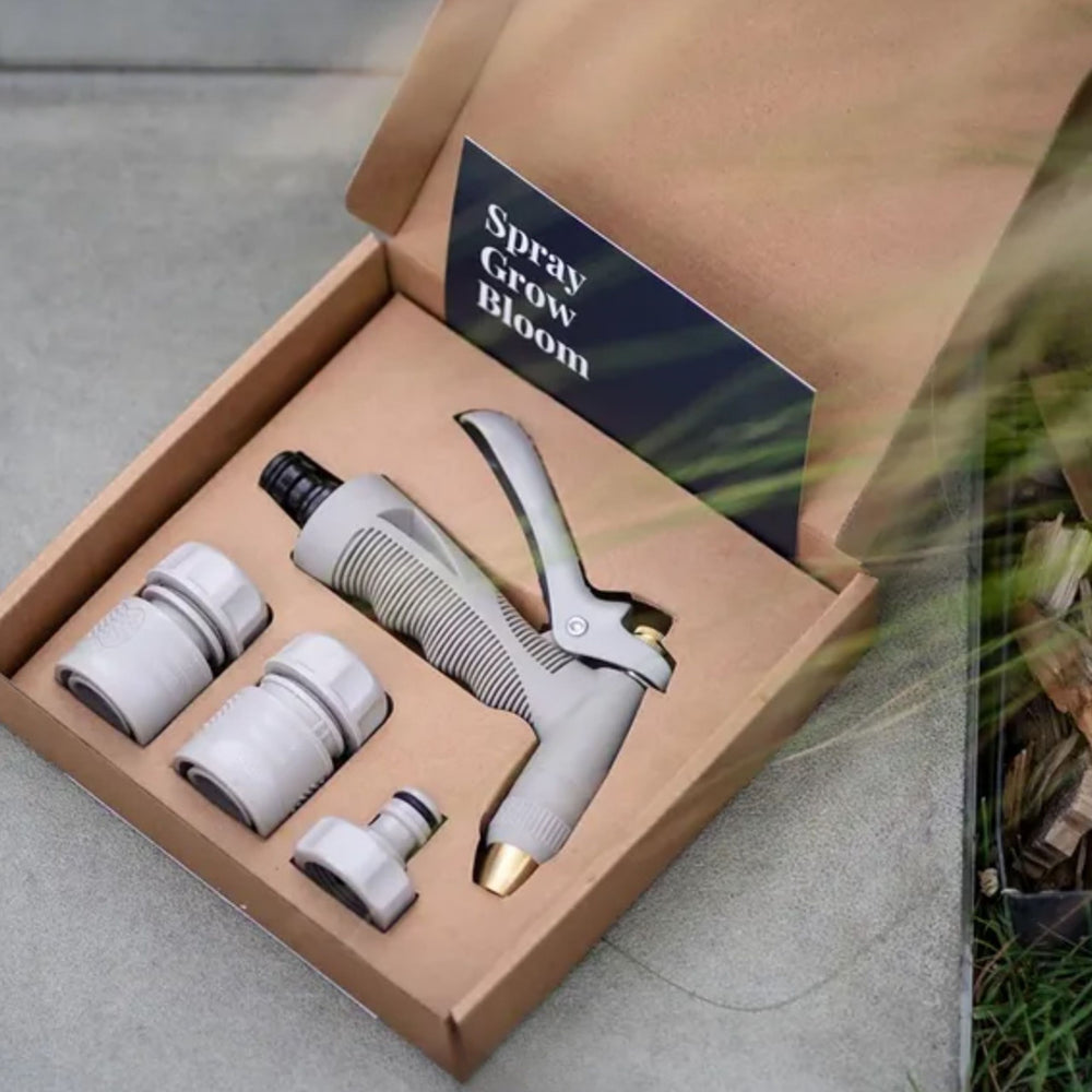 Helles graues Gartenspritzen-Set aus Kunststoff von LIVLIG in offener Kartonverpackung mit goldenen Details.