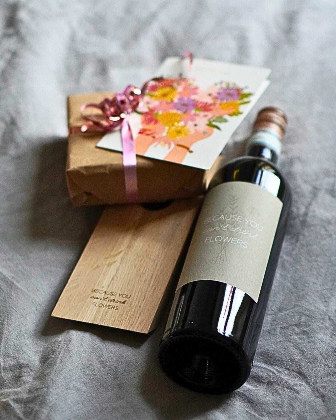 LIVLIG, Weinflaschenhalter mit Flaschenetikett, flaschenhalter, Can´t drink Flowers