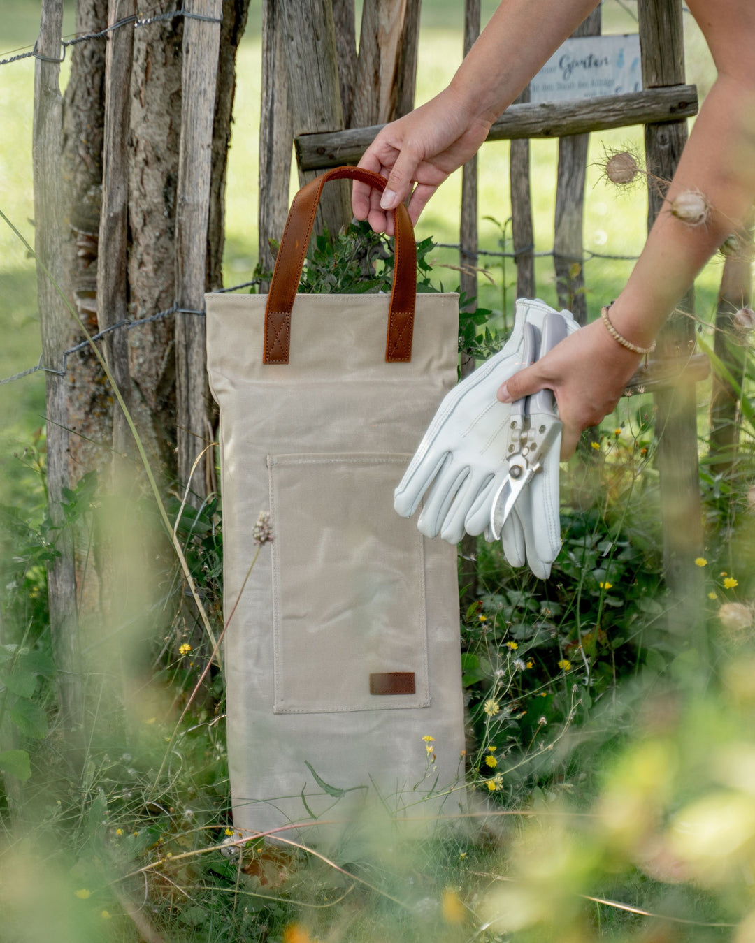 Livlig Kniekissen in Beige mit Gartenhandschuhen und Livlig Gartenschere