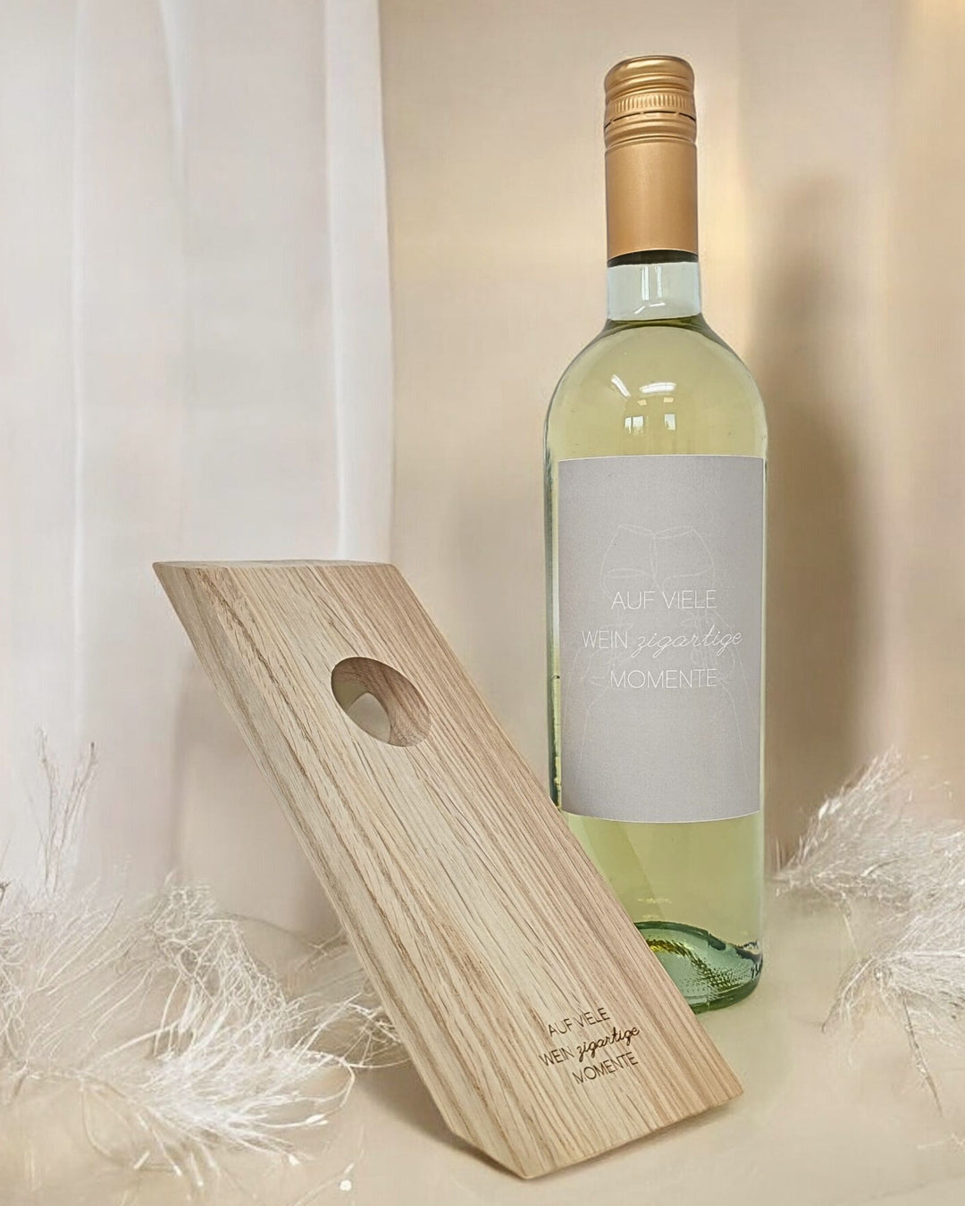 Wine bottle holder with bottle label