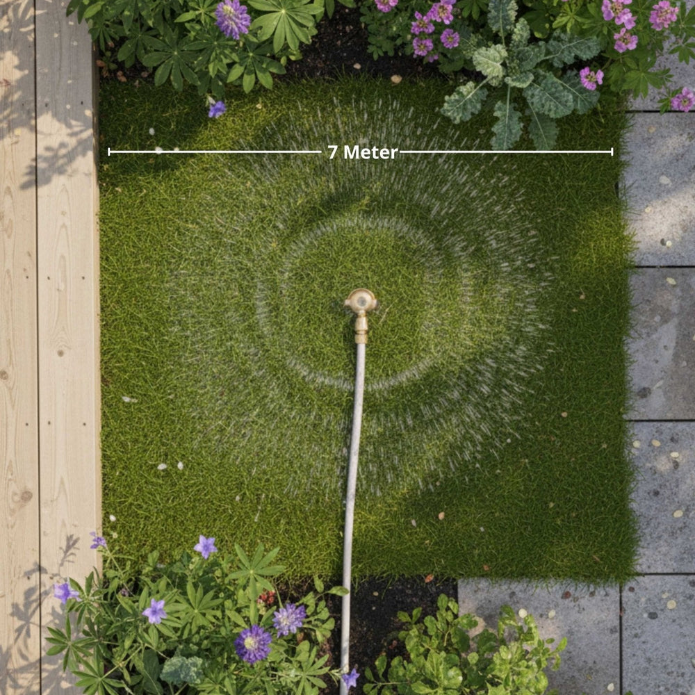 Metall-Rasensprenger von LIVLIG, umgeben von Rasen, Blumen und Steinplatten im Außenbereich.