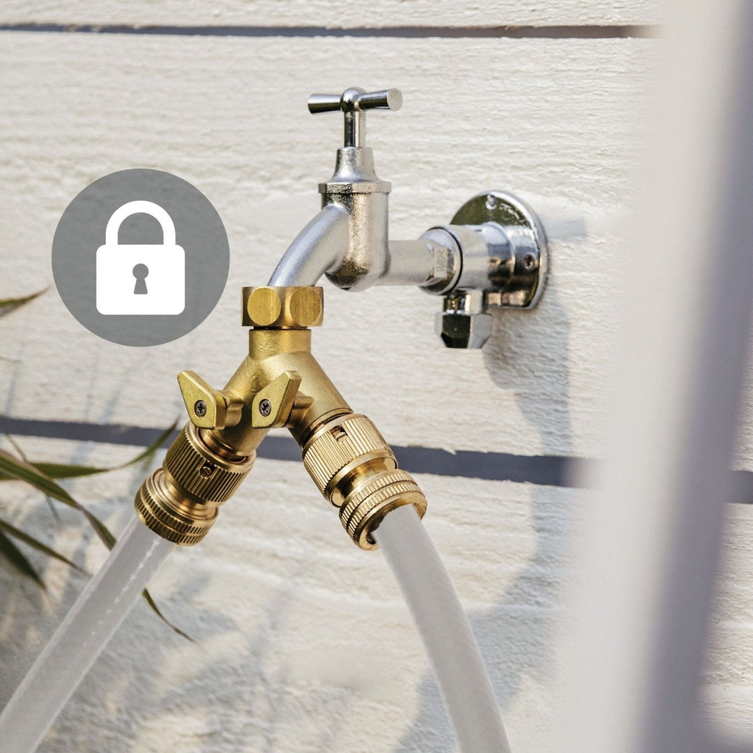 Messing 2-Wege Verteiler von LIVLIG, angeschlossen an einen Wasserhahn mit zwei transparenten Wasserschläuchen.