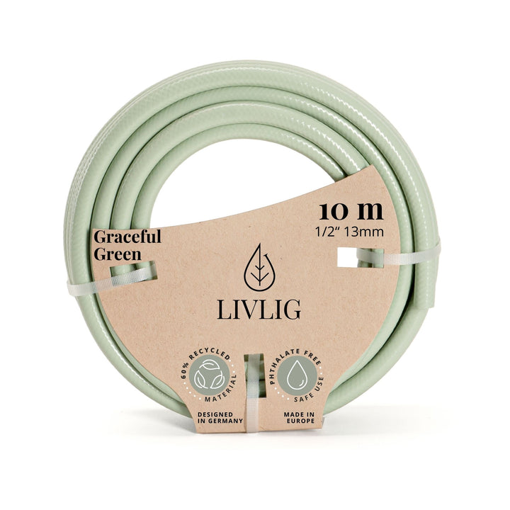 Grüner Design-Gartenschlauch Graceful Green von LIVLIG mit einem beige-farbenen Etikett, aufgerollt und mit einem weißen Band zusammengebunden.