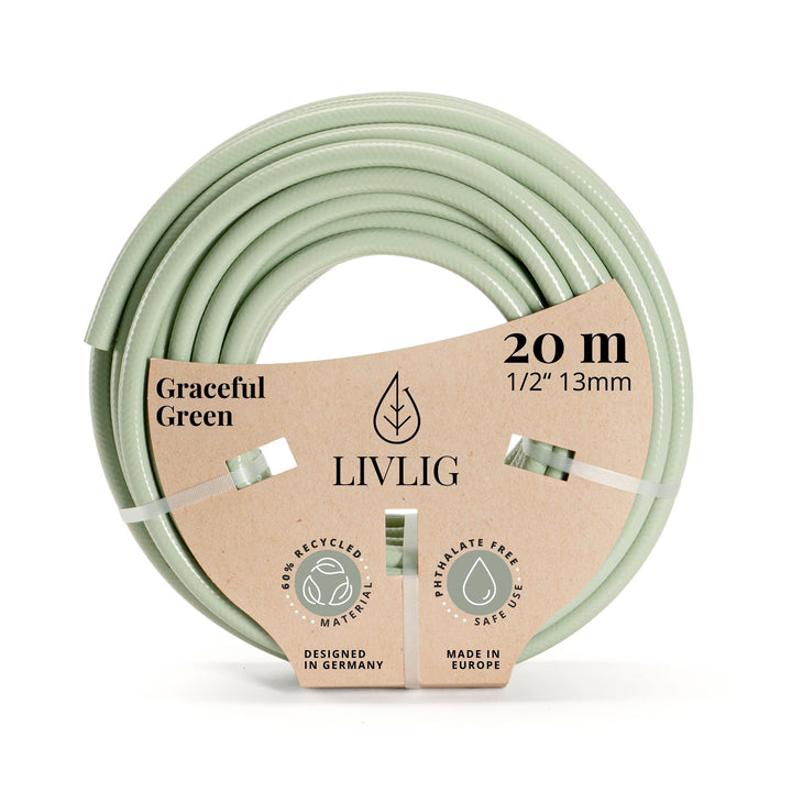 Grüner Gartenschlauch Graceful Green von LIVLIG, 20 Meter lang und aufgerollt mit Papierbanderole.