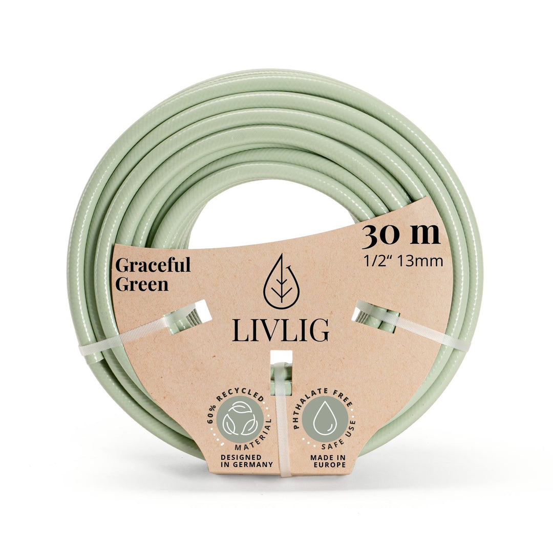 Grüner Gartenschlauch Graceful Green von LIVLIG, aufgerollt und mit einer Banderole aus Pappe umwickelt, die Produktinformationen enthält.
