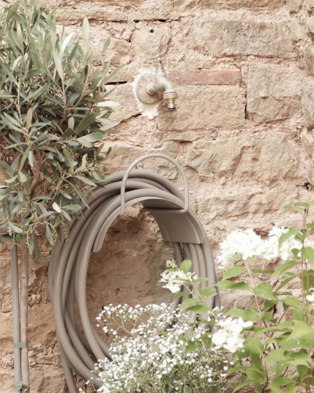 LIVLIG, Gartenschlauch mit Wandhalterung im Set Gentle Greige, Gartenschläuche, 10 m