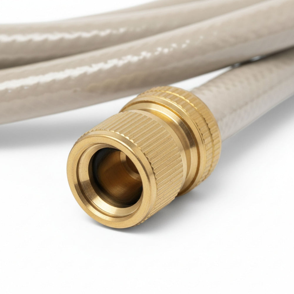 Anschlussgarnitur Gartenschlauch 2m von LIVLIG, mit goldenem Messinganschlussstück im Detail.