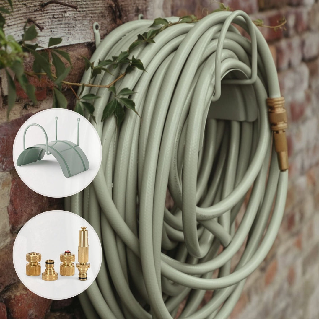 Grüner Design Gartenschlauch Homefarming von LIVLIG, aufgerollt an einer Ziegelmauer mit Efeubewuchs.