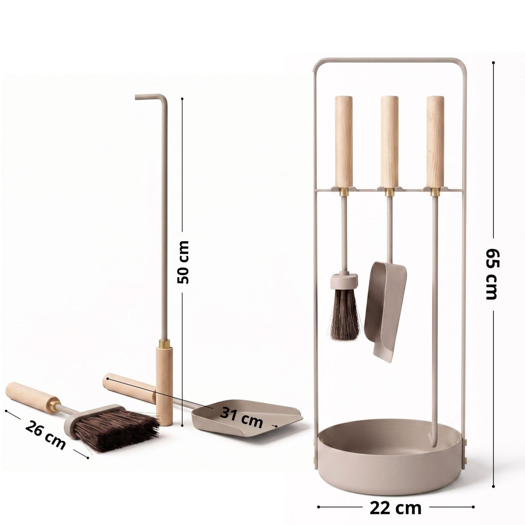 Elegantes Kaminbesteck in taupefarbenem Metall und Holzgriffen von LIVLIG, mit integriertem Ständer und Maßangaben, minimalistisch gestaltet.