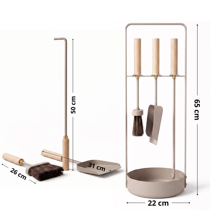 Elegantes Kaminbesteck in taupefarbenem Metall und Holzgriffen von LIVLIG, mit integriertem Ständer und Maßangaben, minimalistisch gestaltet.