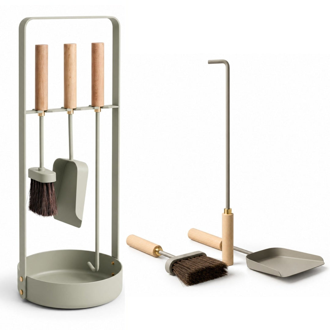 Design Kaminbesteck in olivgrauer Metall- und Holzoptik von LIVLIG, mit Bürste, Schaufel, Stange und Halterung, minimalistisch gestaltet