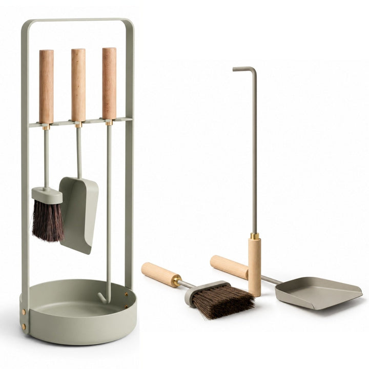 Design Kaminbesteck in olivgrauer Metall- und Holzoptik von LIVLIG, mit Bürste, Schaufel, Stange und Halterung, minimalistisch gestaltet