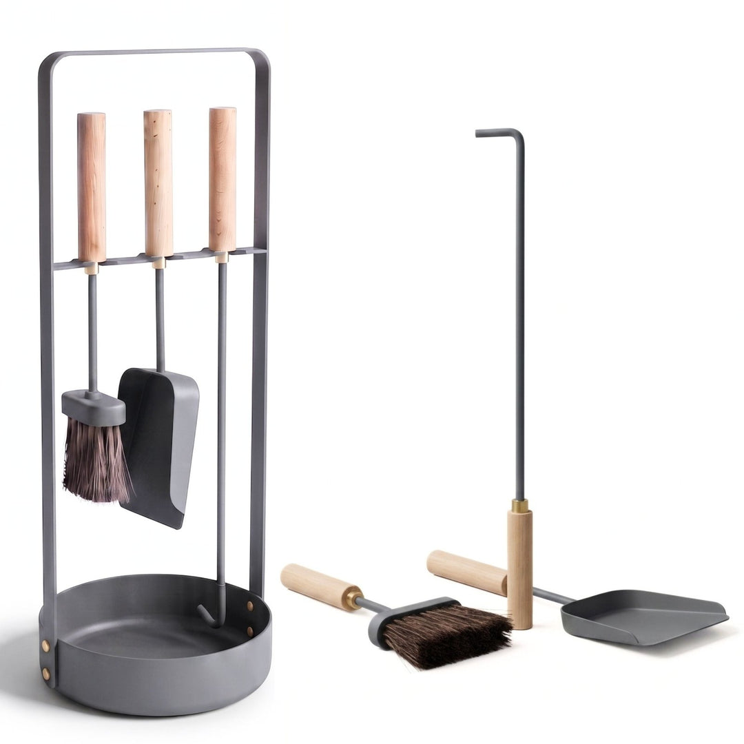 Graues Design-Kaminbesteck mit Holzgriffen von LIVLIG, moderner Ständer mit integriertem Auffangbehälter und dekorativen Messingakzenten