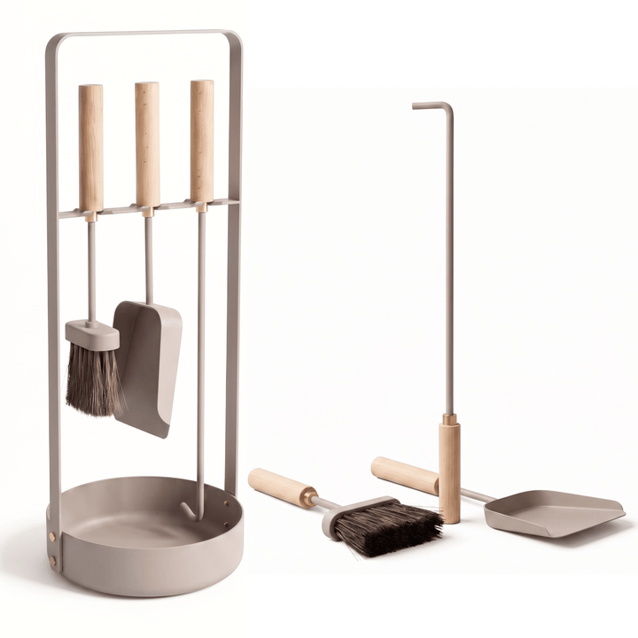 Elegantes Kaminbesteck in taupe mit Holzgriffen von LIVLIG, minimalistisches Design mit Metallhalter und Borstenbesen