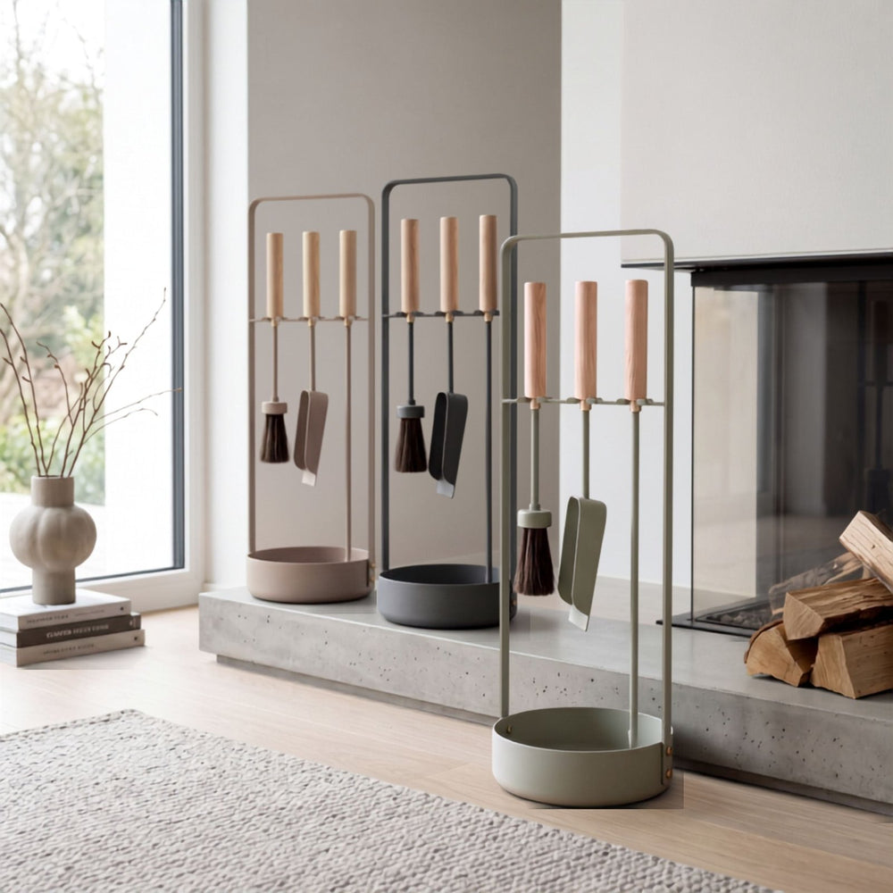 Design Kaminbesteck mit Holzgriffen und Metallständer von LIVLIG, in drei Farbtönen, im Wohnraum präsentiert, minimalistisch und elegant gestaltet