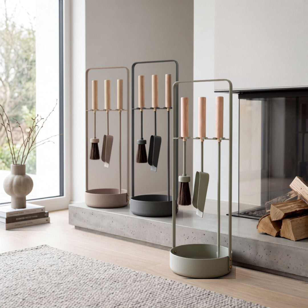Design Kaminbesteck mit Holzgriffen und Metallständer von LIVLIG, in drei Farbtönen, im Wohnraum präsentiert, minimalistisch und elegant gestaltet