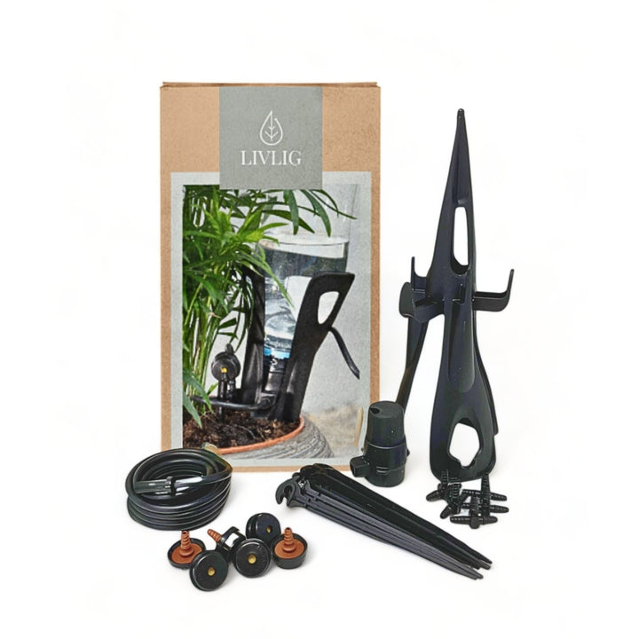 Schwarze Flaschen-Tropfbewässerung von LIVLIG, mit Aufsteller, Schlauch und Zubehör vor Produktverpackung.