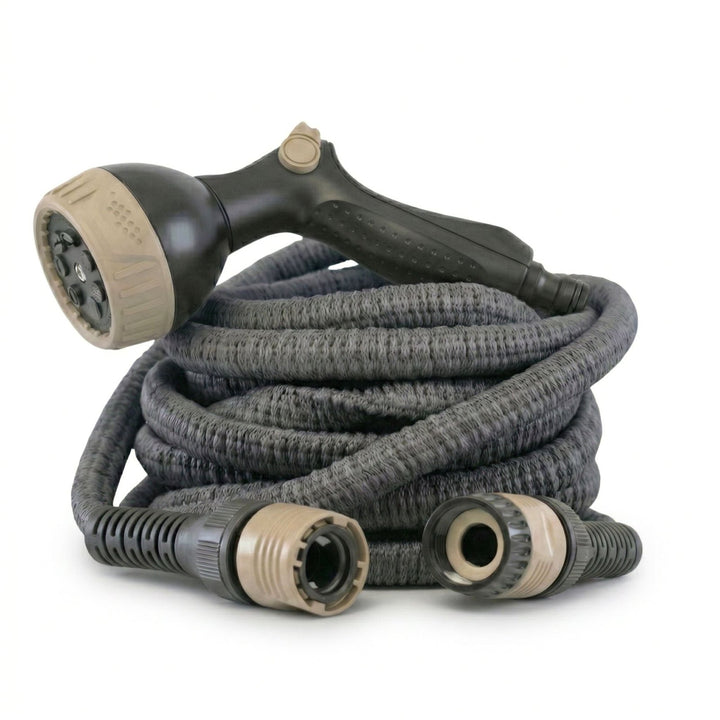 Flexibler grauer Gartenschlauch mit Brause von LIVLIG, aufgerollt und mit beigen Verbindungsstücken.