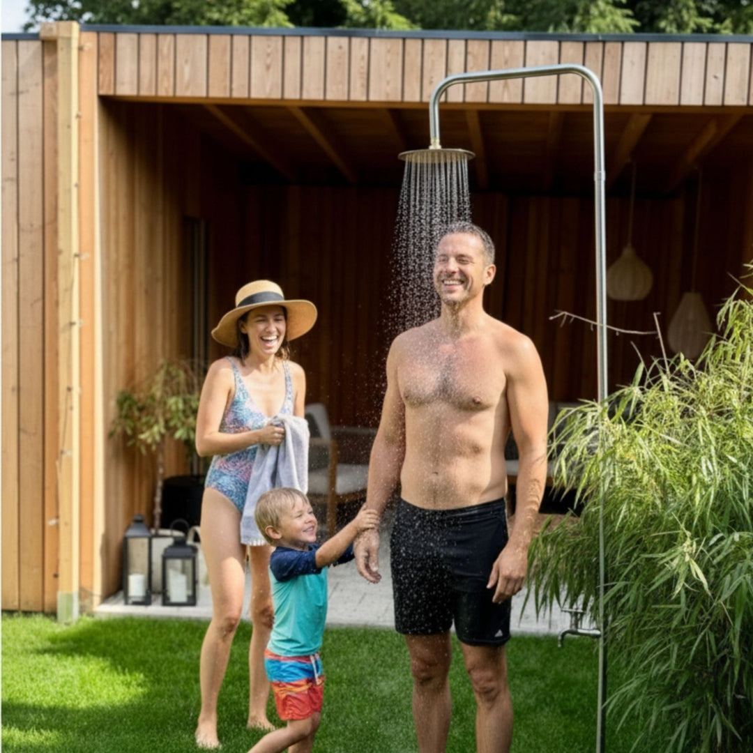 Edelstahl Gartendusche von LIVLIG, mit duschender Familie im Garten und üppiger Bepflanzung.