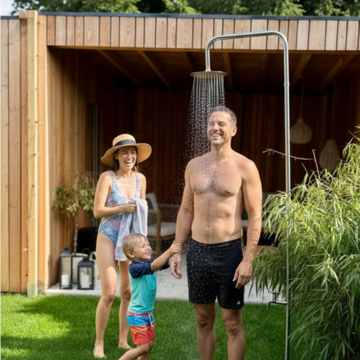 Edelstahl Gartendusche von LIVLIG, mit duschender Familie im Garten und üppiger Bepflanzung.