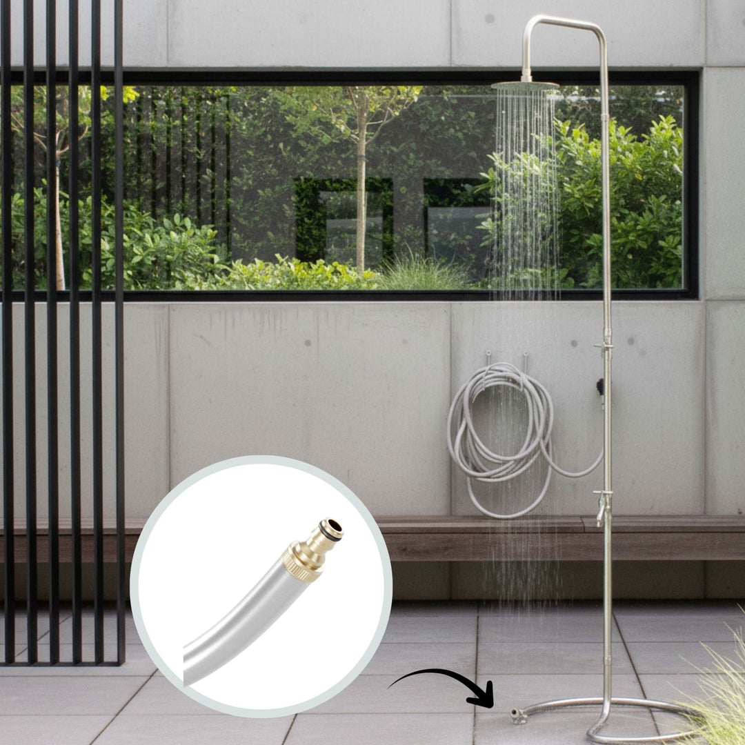 Edelstahl Gartendusche von LIVLIG, mit Schlauchanschluss und Wasserstrahl im Außenbereich.