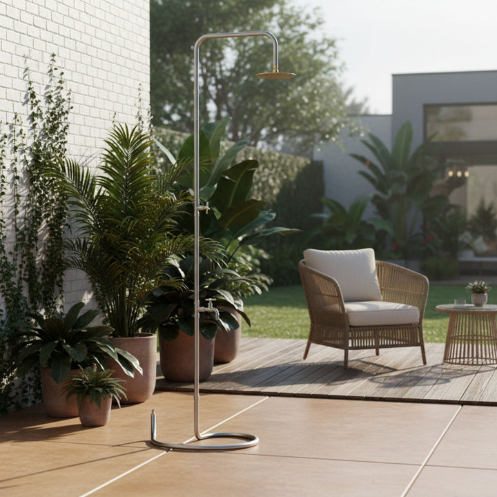 Edelstahl-Gartendusche von LIVLIG, mit runder Basis und Duschkopf, umgeben von Pflanzen auf einer Terrasse.
