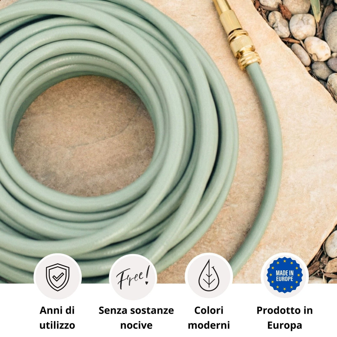 Nahaufnahme eines hellgrünen Gartenschlauchs auf einer hellbraunen Steinfläche mit den Texten „Anni di utilizzo“, „Senza sostanze nocive“ und „Prodotto in Europa“.