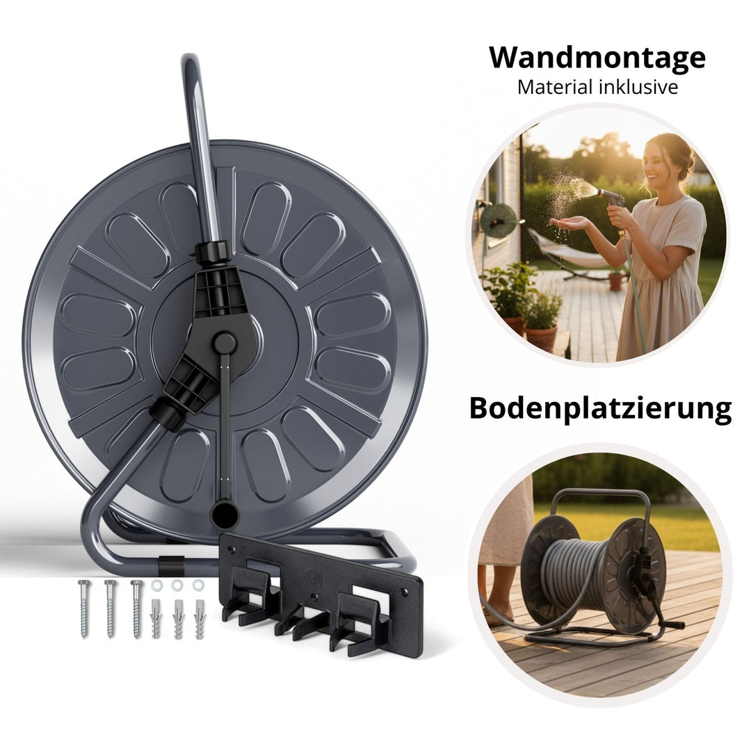 Anthrazitfarbenes Gartenschlauch-Set mit Trommel von LIVLIG, inklusive Wandmontage-Material, zur Bodenplatzierung auf einer Holzterrasse.