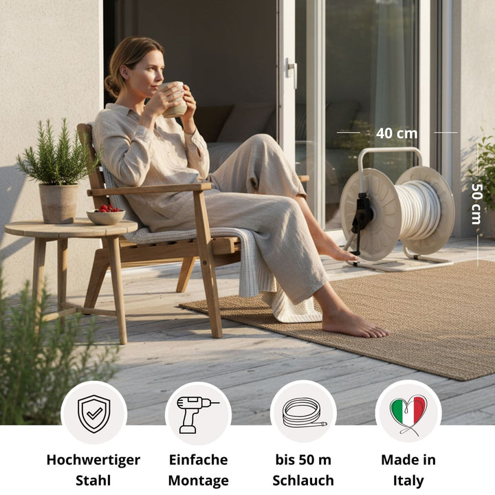 Graues Gartenschlauch-Set mit Trommel von LIVLIG, mit Schlauchaufroller und einer Dame im Hintergrund.
