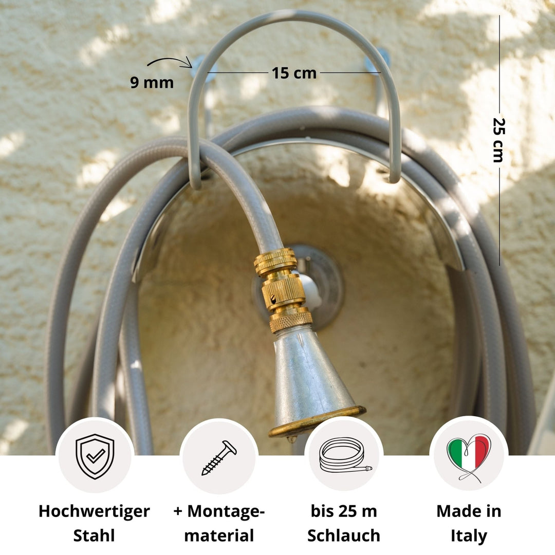 Gartenschlauch Set Gentle Greige mit Wandhalterung von LIVLIG, inklusive Montagematerial und den Maßangaben auf dem Bild.