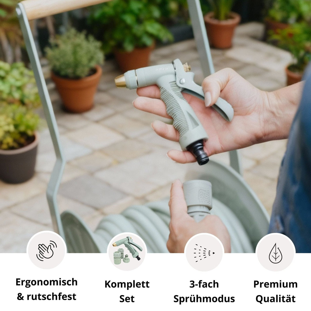 Gartenspritze Set aus Kunststoff von LIVLIG, in der Hand gehalten vor einem Schlauchwagen mit Gartenpflanzen im Hintergrund.