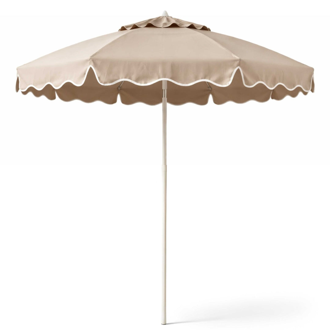 Beiger Sonnenschirm 200cm von LIVLIG, mit weißem Wellenkantenbesatz und weißem Ständer.