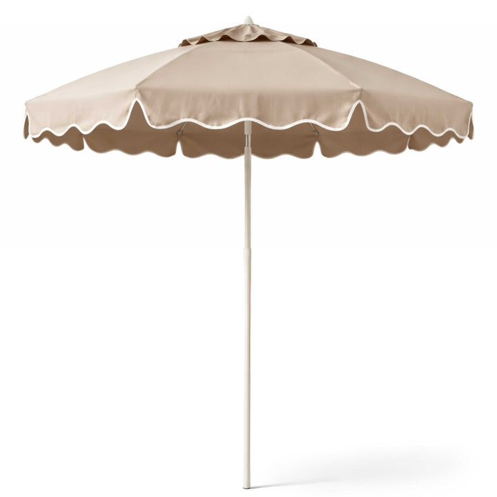 Beiger Sonnenschirm 200cm von LIVLIG, mit weißem Wellenkantenbesatz und weißem Ständer.