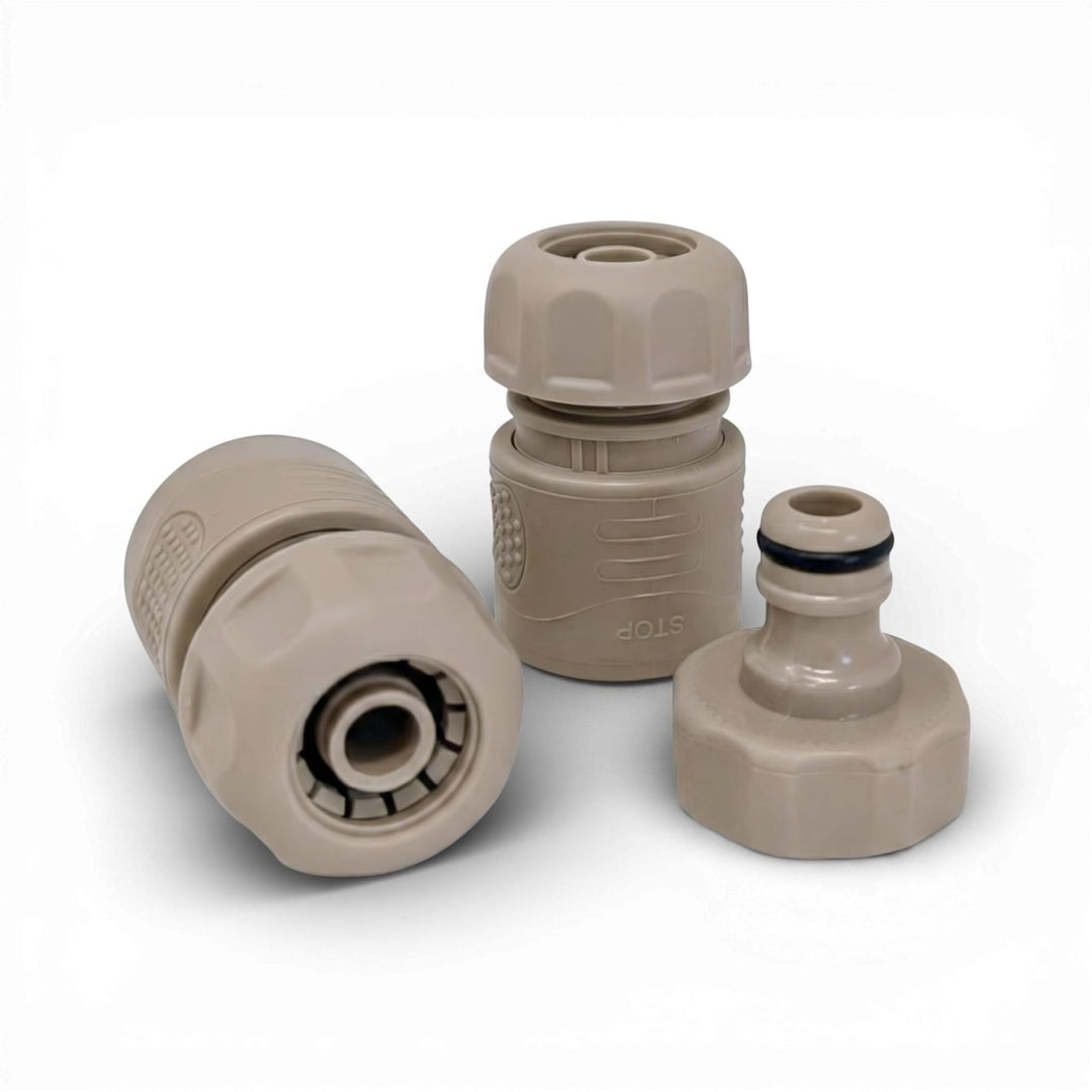 Schlauchanschluss Set aus Kunststoff von LIVLIG, mit graubeiger Farbgebung und verschiedenen Anschlussstücken.