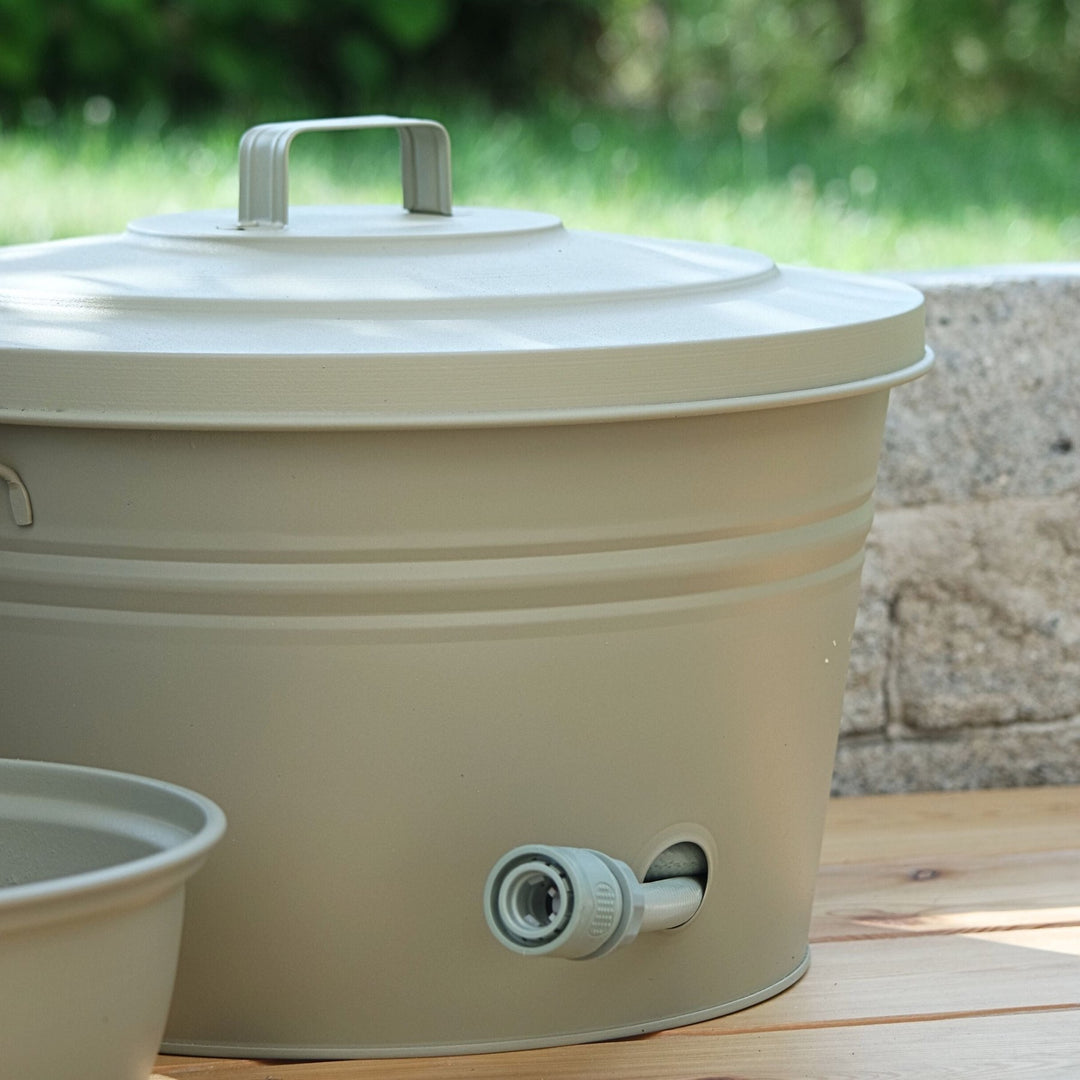Metall Schlauchtopf von LIVLIG, im Freien auf einer Holzterrasse stehend, mit Anschlussstück und Deckel.