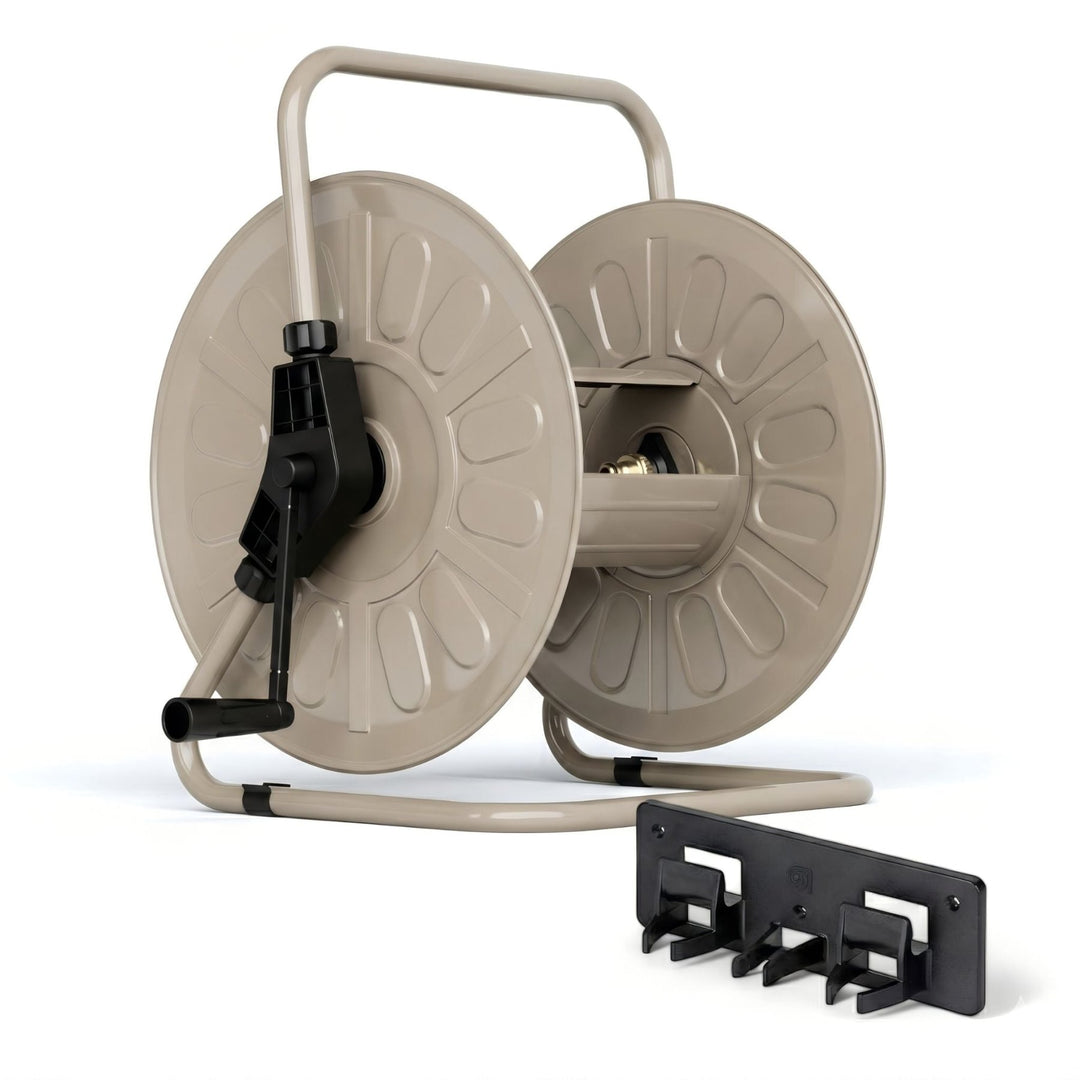 Metall Schlauchtrommel von LIVLIG, beige-grau, mit schwarzer Kurbel und Halterung, vor weißem Hintergrund.
