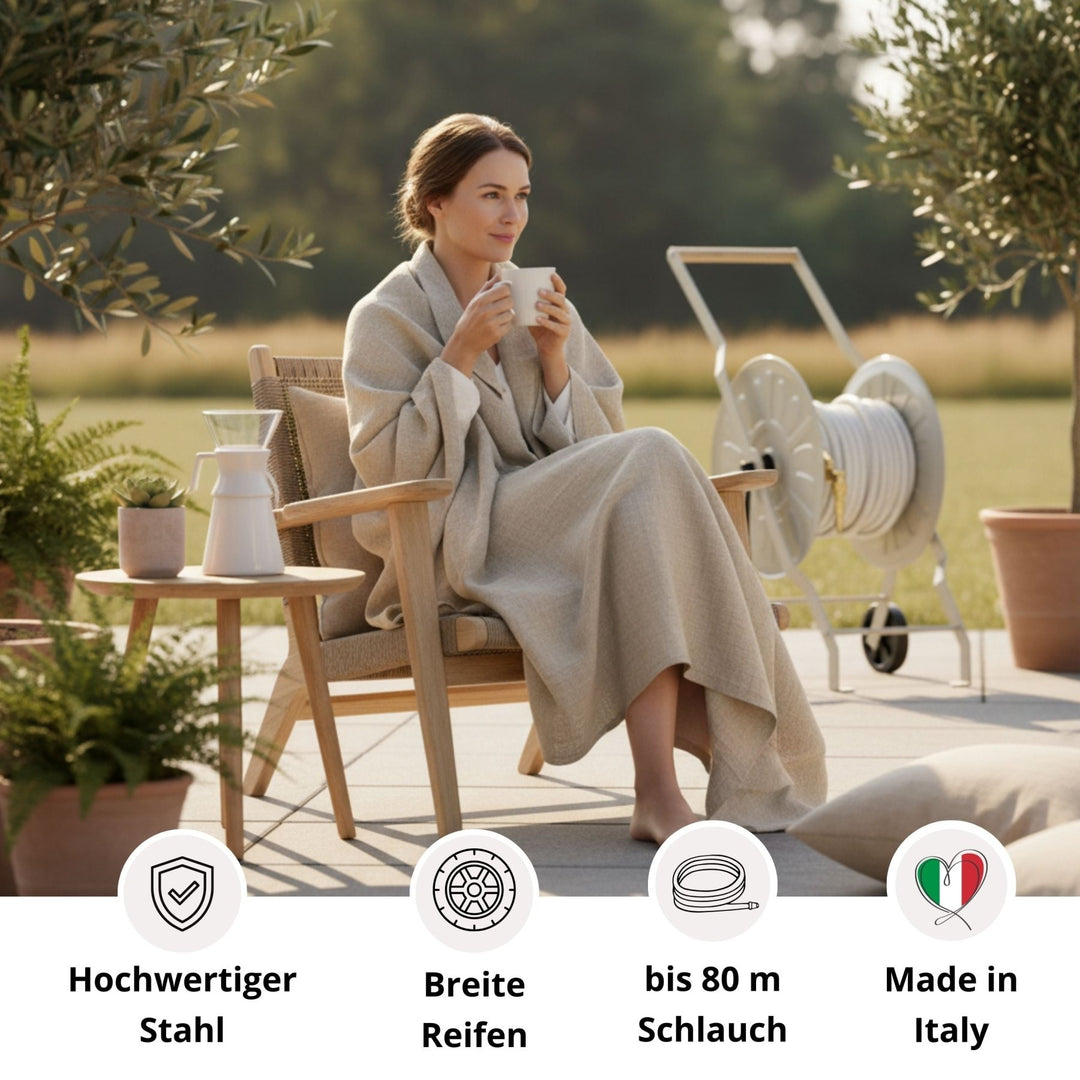 Gentle Greige Schlauchwagen Komplettset von LIVLIG, mit aufgerolltem Schlauch, auf einer Terrasse mit Topfpflanzen.