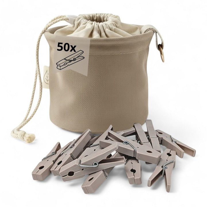 Beigefarbener Wäscheklammerbeutel inklusive 50 Wäscheklammern von LIVLIG, mit Kordelzug und einer Aufschrift.