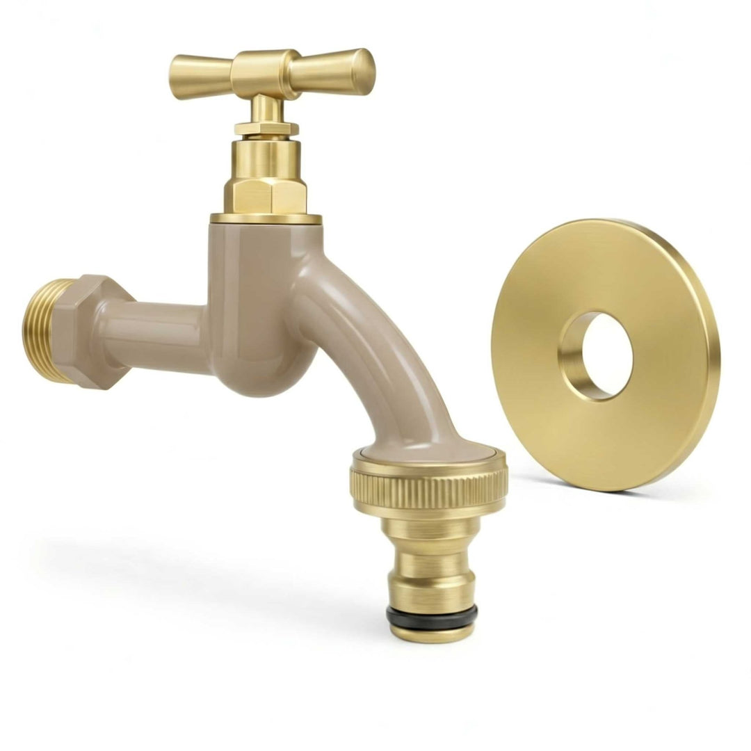 Gartenwasserhahn mit Rosettengarnitur von LIVLIG, Messingbeschläge, beige lackierter Wasserhahnkörper, freistehend vor weißem Hintergrund.